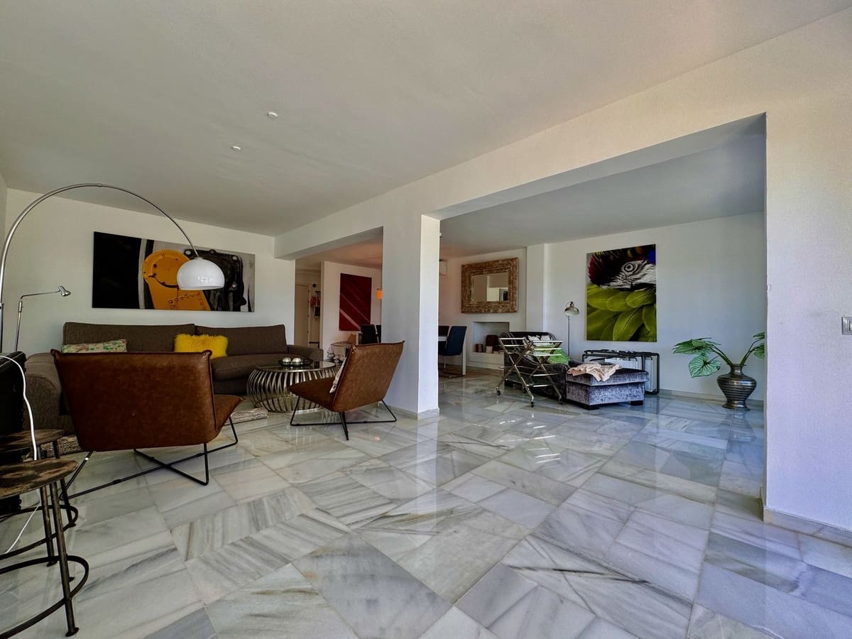 3 soveværelse Semi-Rækkehus til salg i Nueva Andalucia med swimmingpool garage - € 649.000 (Ref: 8481634)