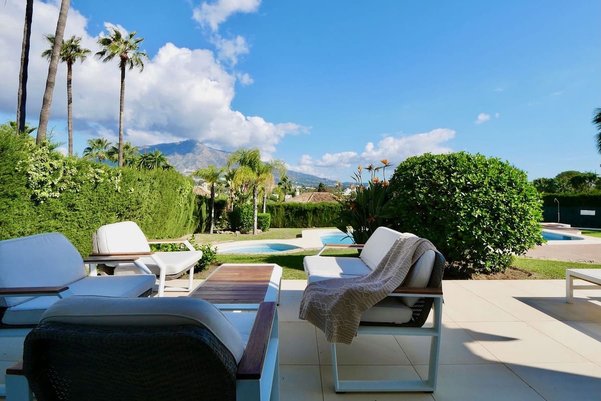 3 soveværelse Semi-Rækkehus til salg i Nueva Andalucia med swimmingpool garage - € 649.000 (Ref: 8481634)