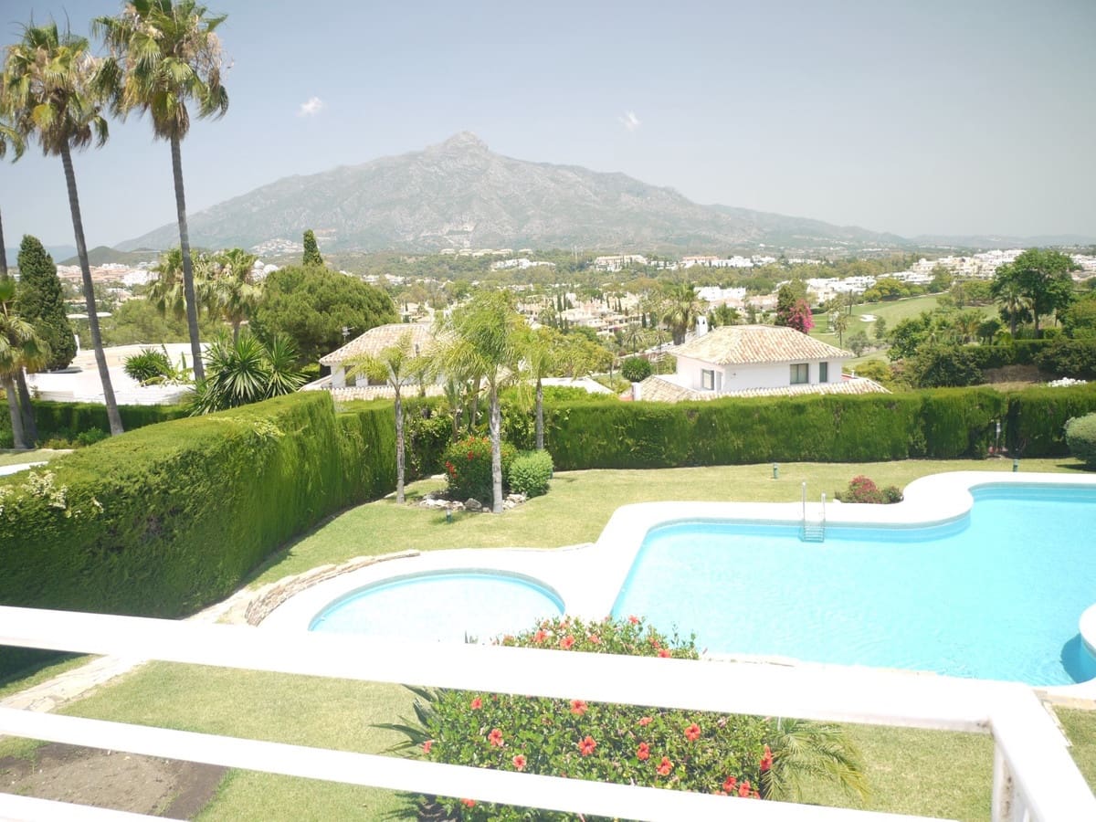 3 soveværelse Semi-Rækkehus til salg i Nueva Andalucia med swimmingpool garage - € 649.000 (Ref: 8481634)