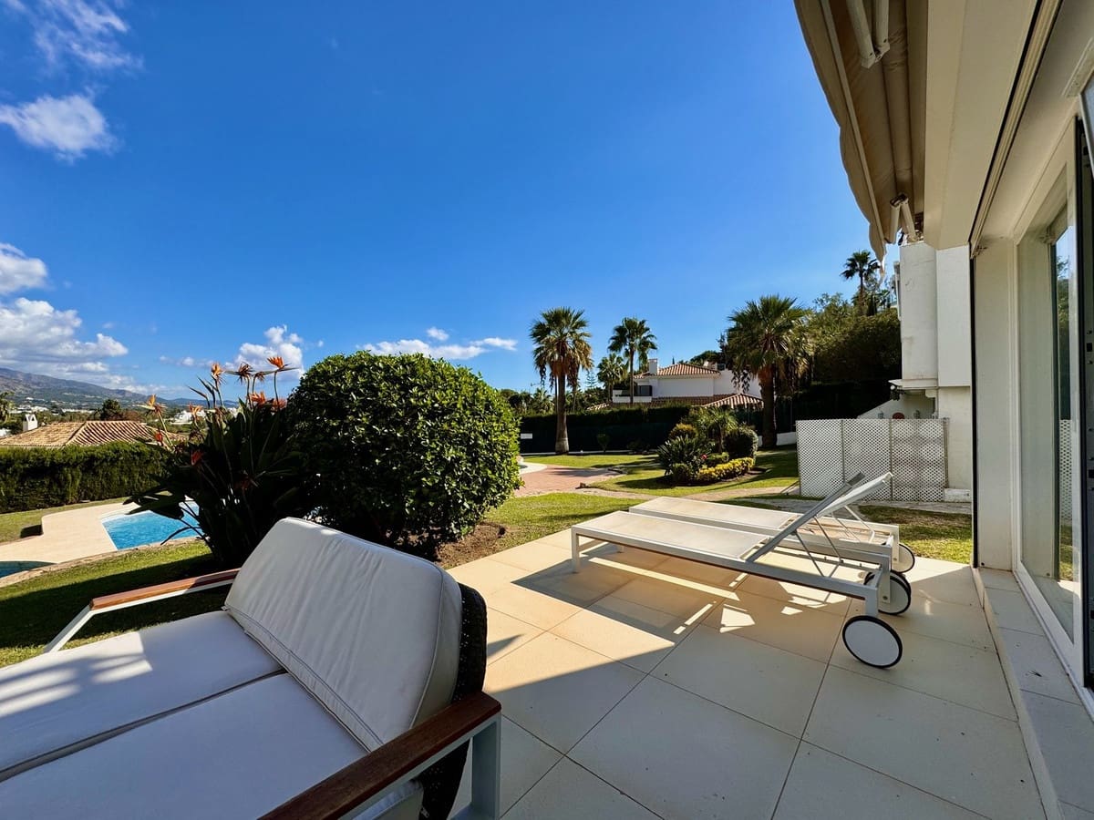 3 soveværelse Semi-Rækkehus til salg i Nueva Andalucia med swimmingpool garage - € 649.000 (Ref: 8481634)