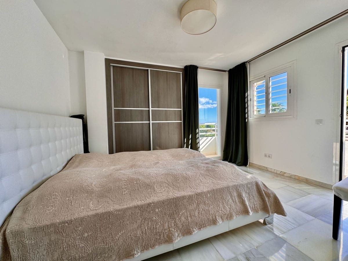 3 soveværelse Semi-Rækkehus til salg i Nueva Andalucia med swimmingpool garage - € 649.000 (Ref: 8481634)