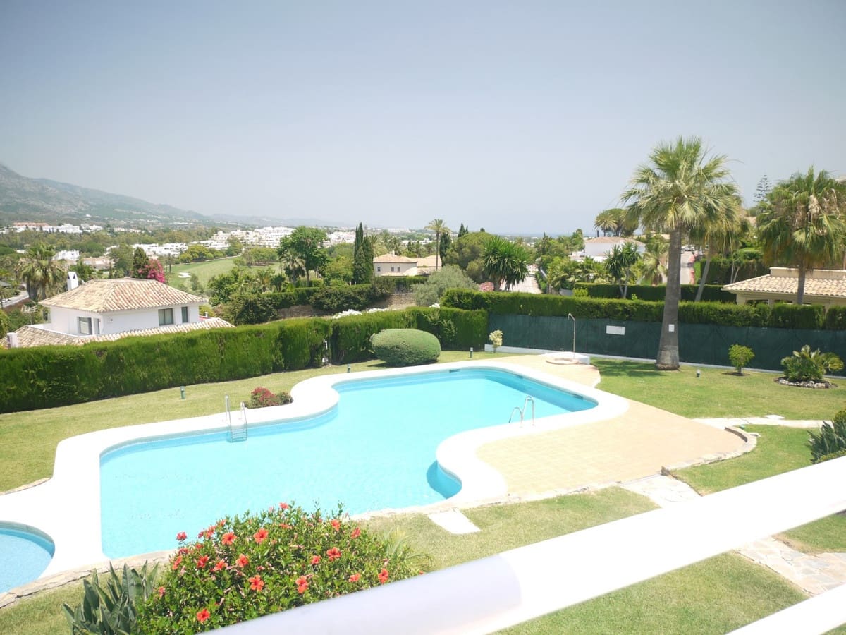 3 soveværelse Semi-Rækkehus til salg i Nueva Andalucia med swimmingpool garage - € 649.000 (Ref: 8481634)