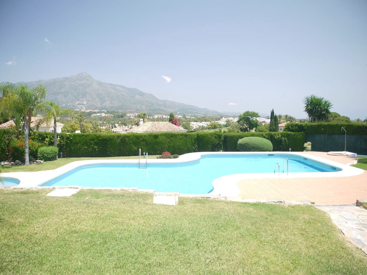 3 soveværelse Semi-Rækkehus til salg i Nueva Andalucia med swimmingpool garage - € 649.000 (Ref: 8481634)