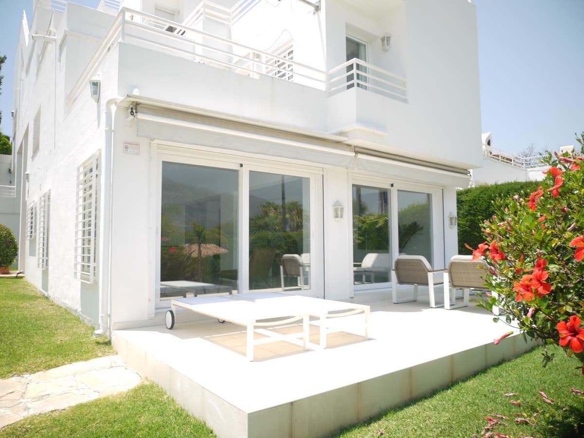 3 soveværelse Semi-Rækkehus til salg i Nueva Andalucia med swimmingpool garage - € 649.000 (Ref: 8481634)