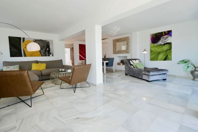 3 slaapkamer Halfvrijstaande villa te koop in Nueva Andalucia, Marbella met zwembad garage - € 649.000 (Ref: 8481634)