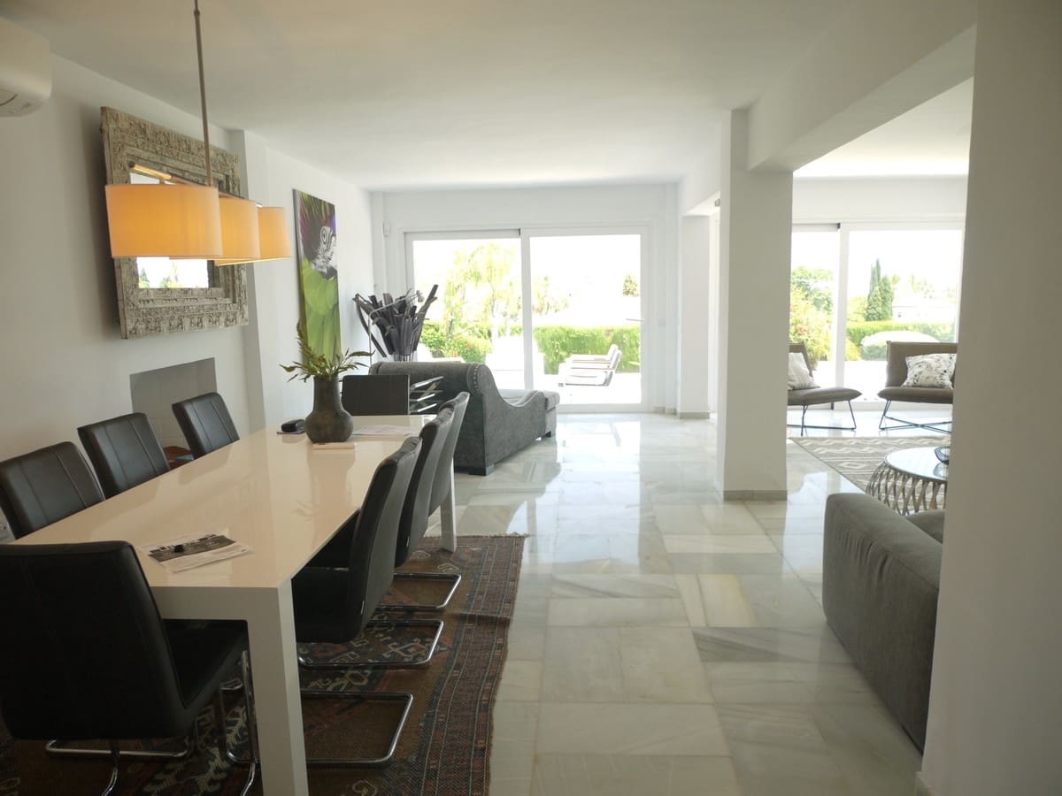 3 soveværelse Semi-Rækkehus til salg i Nueva Andalucia med swimmingpool garage - € 649.000 (Ref: 8481634)