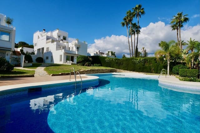 3 slaapkamer Halfvrijstaande villa te koop in Nueva Andalucia, Marbella met zwembad garage - € 649.000 (Ref: 8481634)