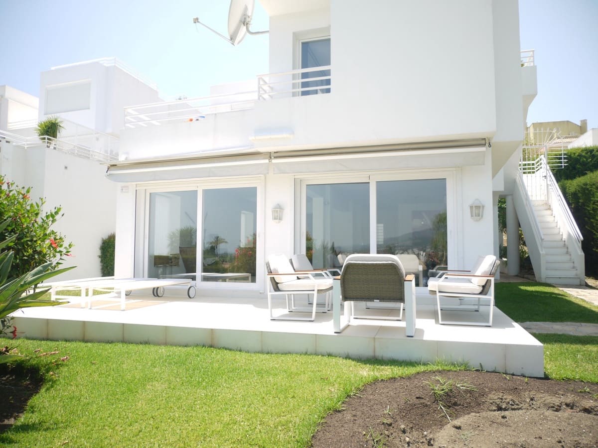 3 soveværelse Semi-Rækkehus til salg i Nueva Andalucia med swimmingpool garage - € 649.000 (Ref: 8481634)
