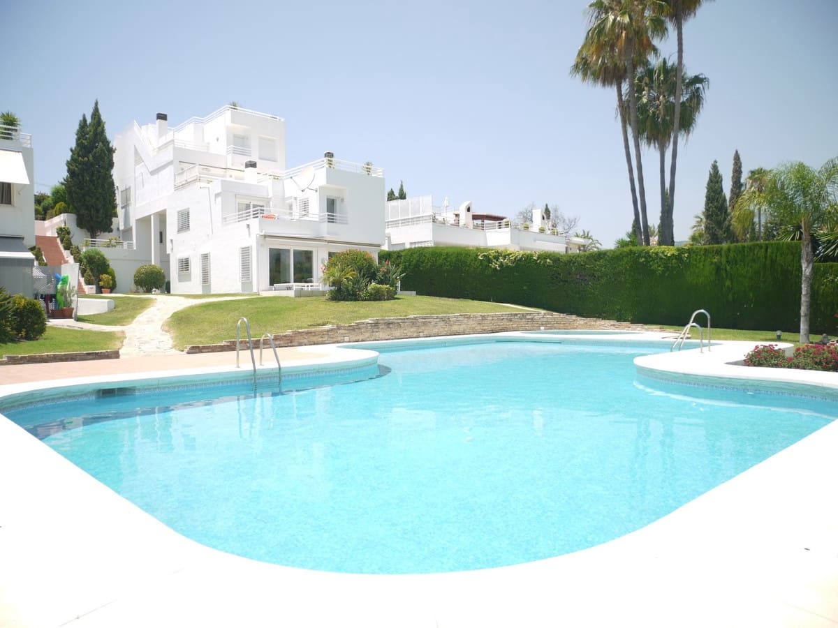 3 soveværelse Semi-Rækkehus til salg i Nueva Andalucia med swimmingpool garage - € 649.000 (Ref: 8481634)
