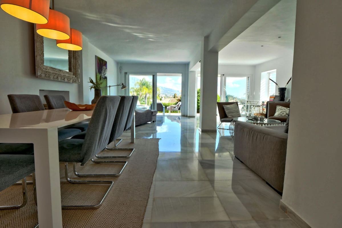 3 soveværelse Semi-Rækkehus til salg i Nueva Andalucia med swimmingpool garage - € 649.000 (Ref: 8481634)