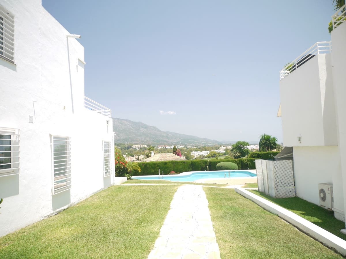 3 soveværelse Semi-Rækkehus til salg i Nueva Andalucia med swimmingpool garage - € 649.000 (Ref: 8481634)