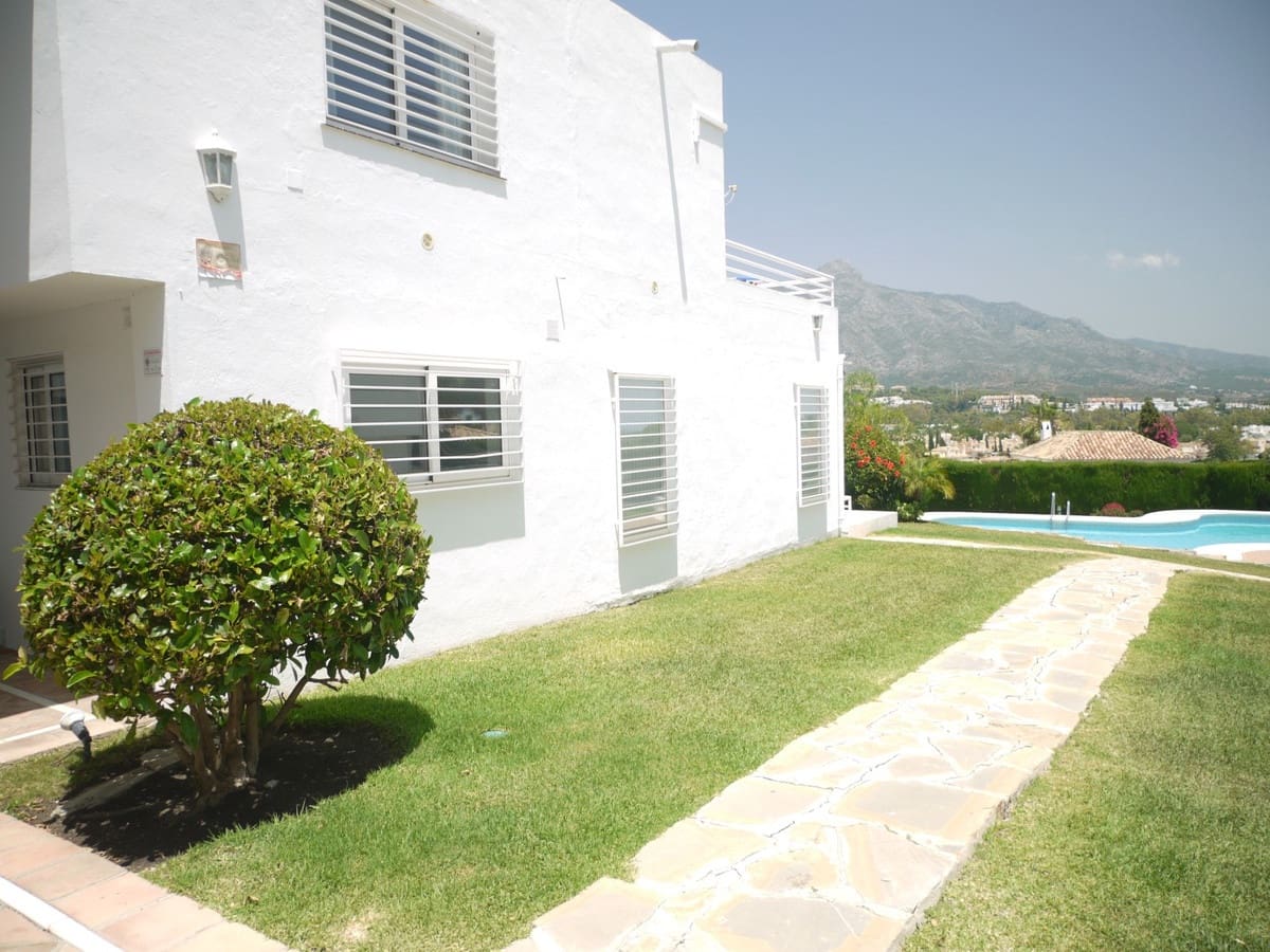 3 soveværelse Semi-Rækkehus til salg i Nueva Andalucia med swimmingpool garage - € 649.000 (Ref: 8481634)