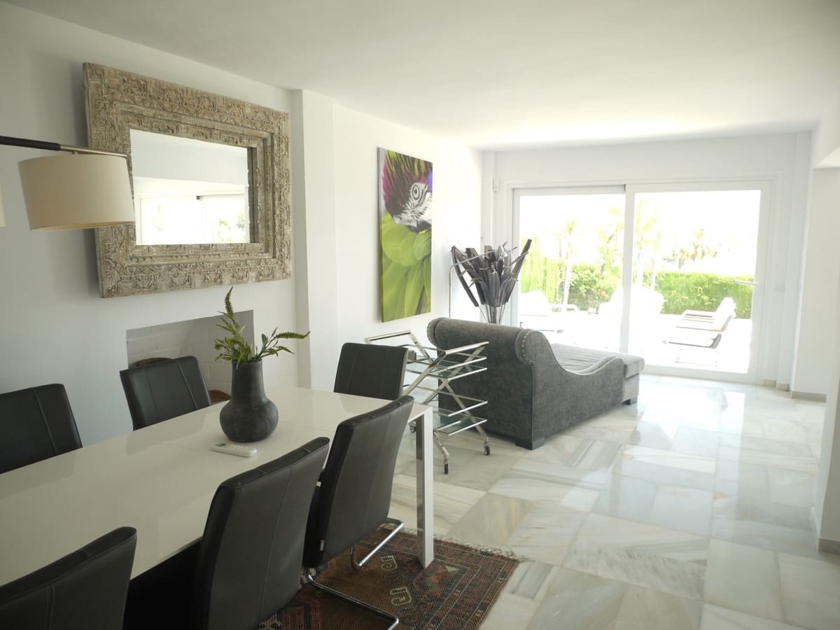 3 soveværelse Semi-Rækkehus til salg i Nueva Andalucia med swimmingpool garage - € 649.000 (Ref: 8481634)