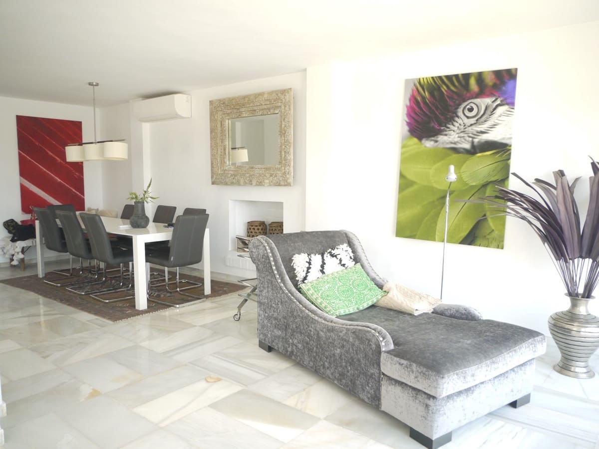 3 soveværelse Semi-Rækkehus til salg i Nueva Andalucia med swimmingpool garage - € 649.000 (Ref: 8481634)
