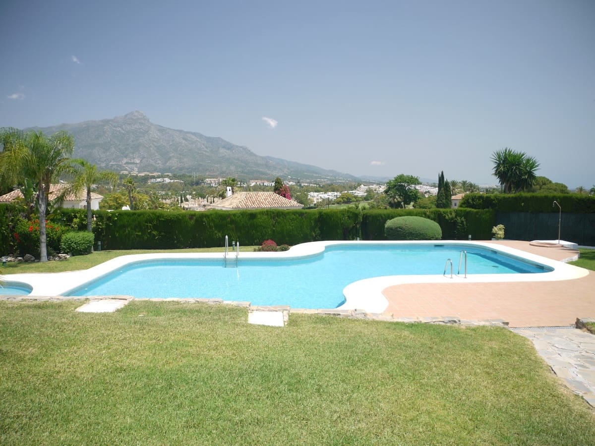 3 soveværelse Semi-Rækkehus til salg i Nueva Andalucia med swimmingpool garage - € 649.000 (Ref: 8481634)