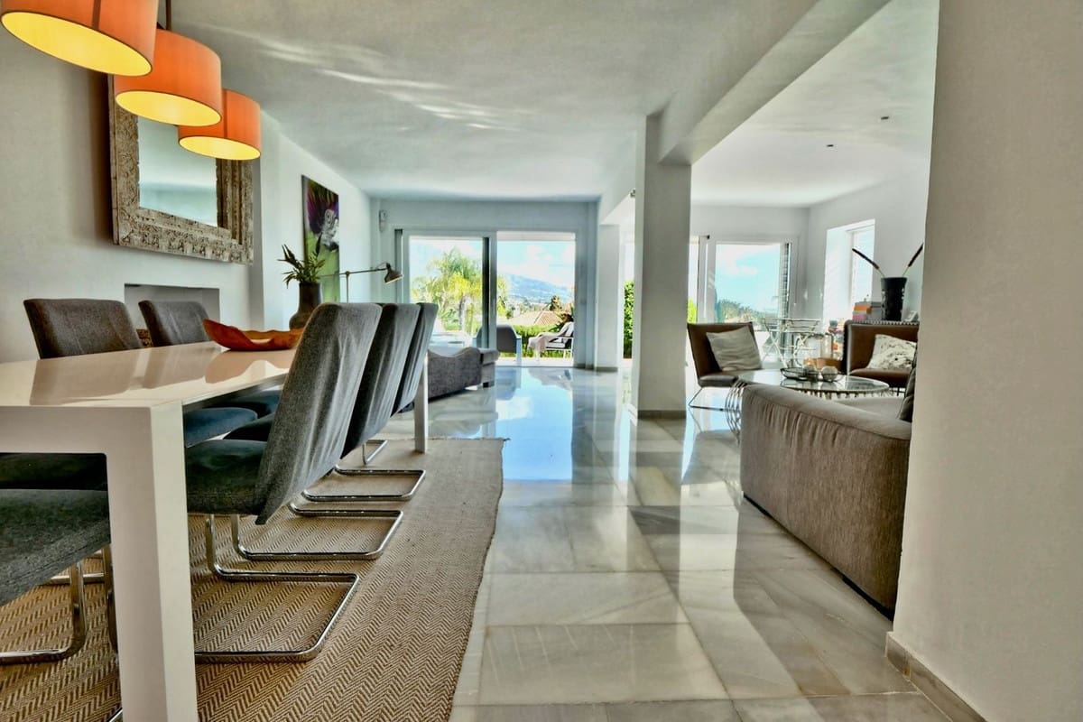 3 soveværelse Semi-Rækkehus til salg i Nueva Andalucia med swimmingpool garage - € 649.000 (Ref: 8481634)