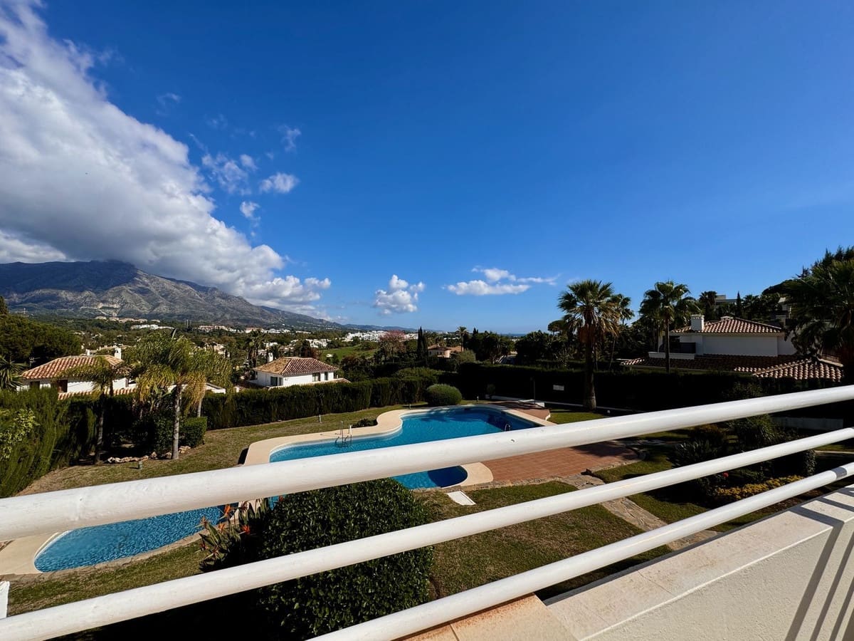 3 soveværelse Semi-Rækkehus til salg i Nueva Andalucia med swimmingpool garage - € 649.000 (Ref: 8481634)