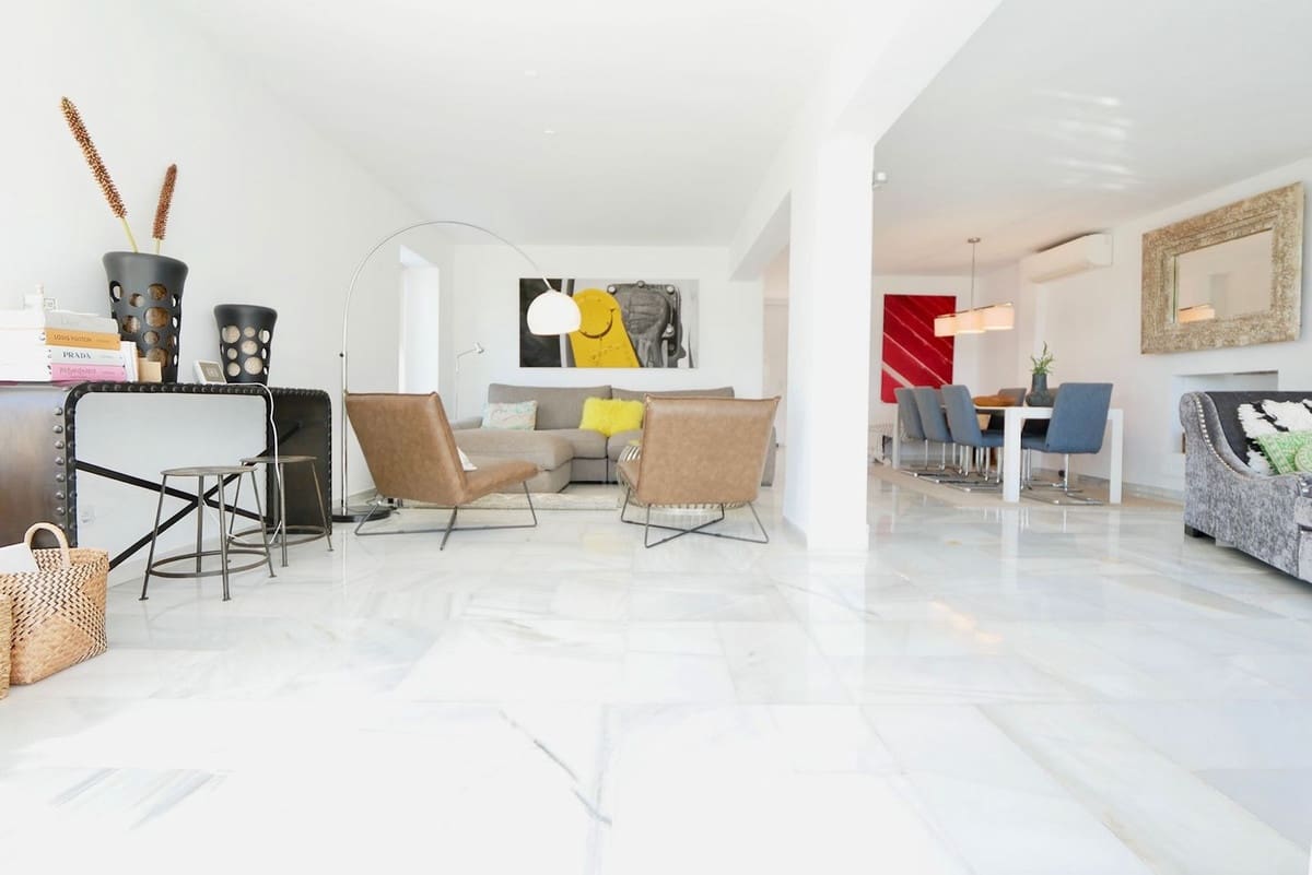3 soveværelse Semi-Rækkehus til salg i Nueva Andalucia med swimmingpool garage - € 649.000 (Ref: 8481634)