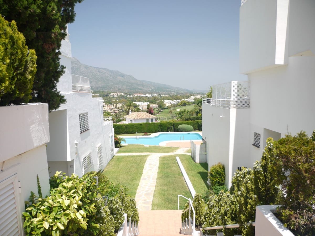 3 soveværelse Semi-Rækkehus til salg i Nueva Andalucia med swimmingpool garage - € 649.000 (Ref: 8481634)