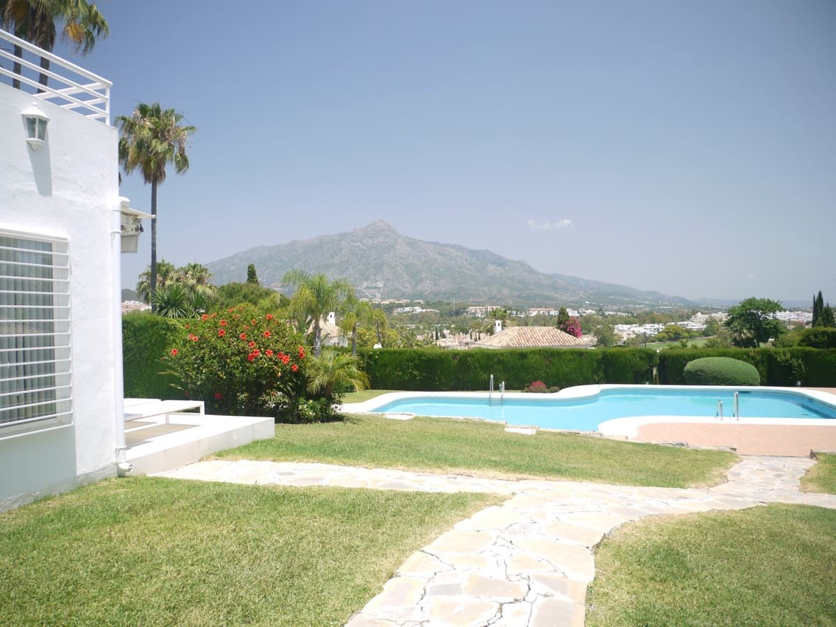 3 soveværelse Semi-Rækkehus til salg i Nueva Andalucia med swimmingpool garage - € 649.000 (Ref: 8481634)