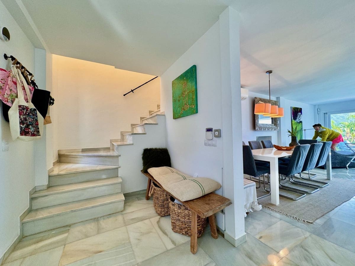 3 soveværelse Semi-Rækkehus til salg i Nueva Andalucia med swimmingpool garage - € 649.000 (Ref: 8481634)