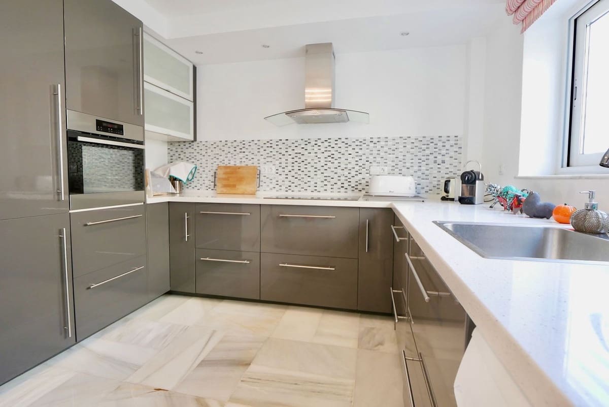 3 soveværelse Semi-Rækkehus til salg i Nueva Andalucia med swimmingpool garage - € 649.000 (Ref: 8481634)