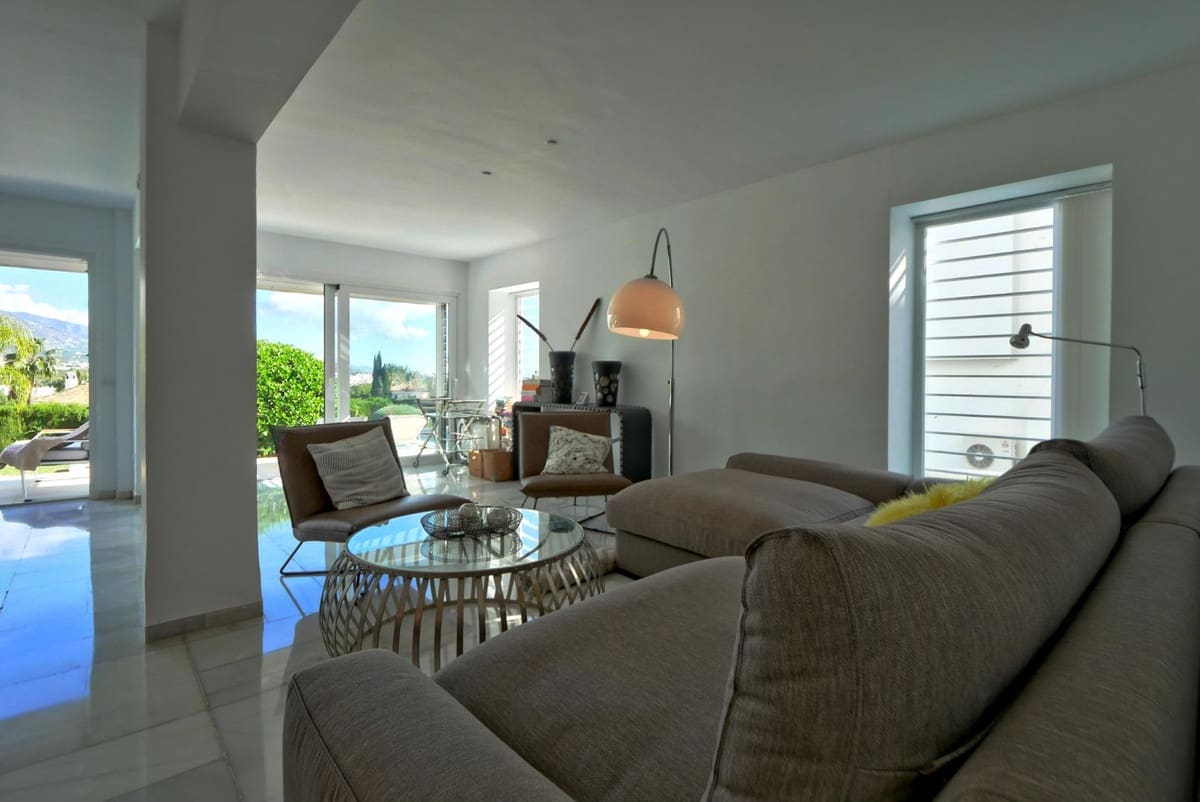 3 soveværelse Semi-Rækkehus til salg i Nueva Andalucia med swimmingpool garage - € 649.000 (Ref: 8481634)