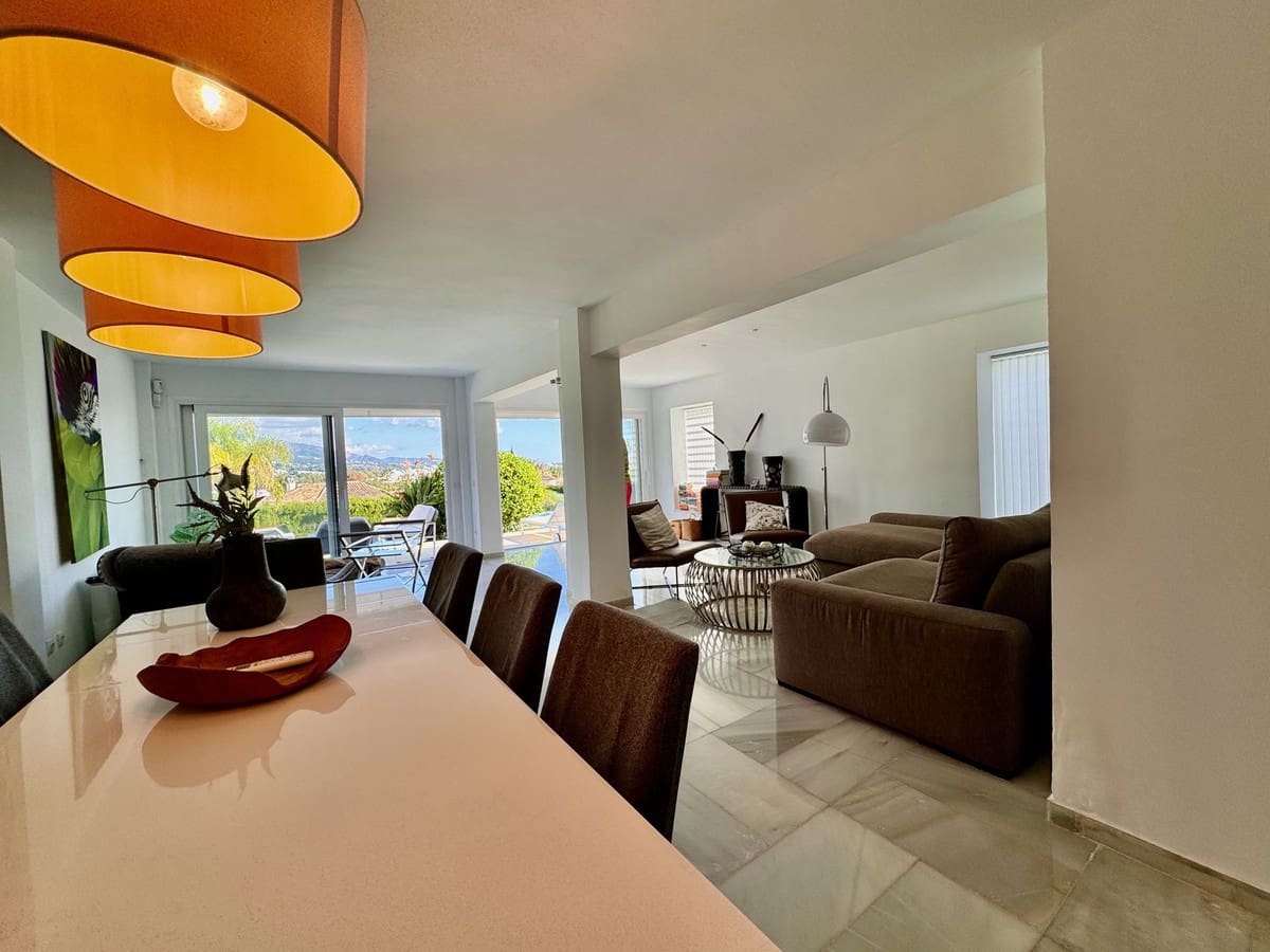 3 soveværelse Semi-Rækkehus til salg i Nueva Andalucia med swimmingpool garage - € 649.000 (Ref: 8481634)