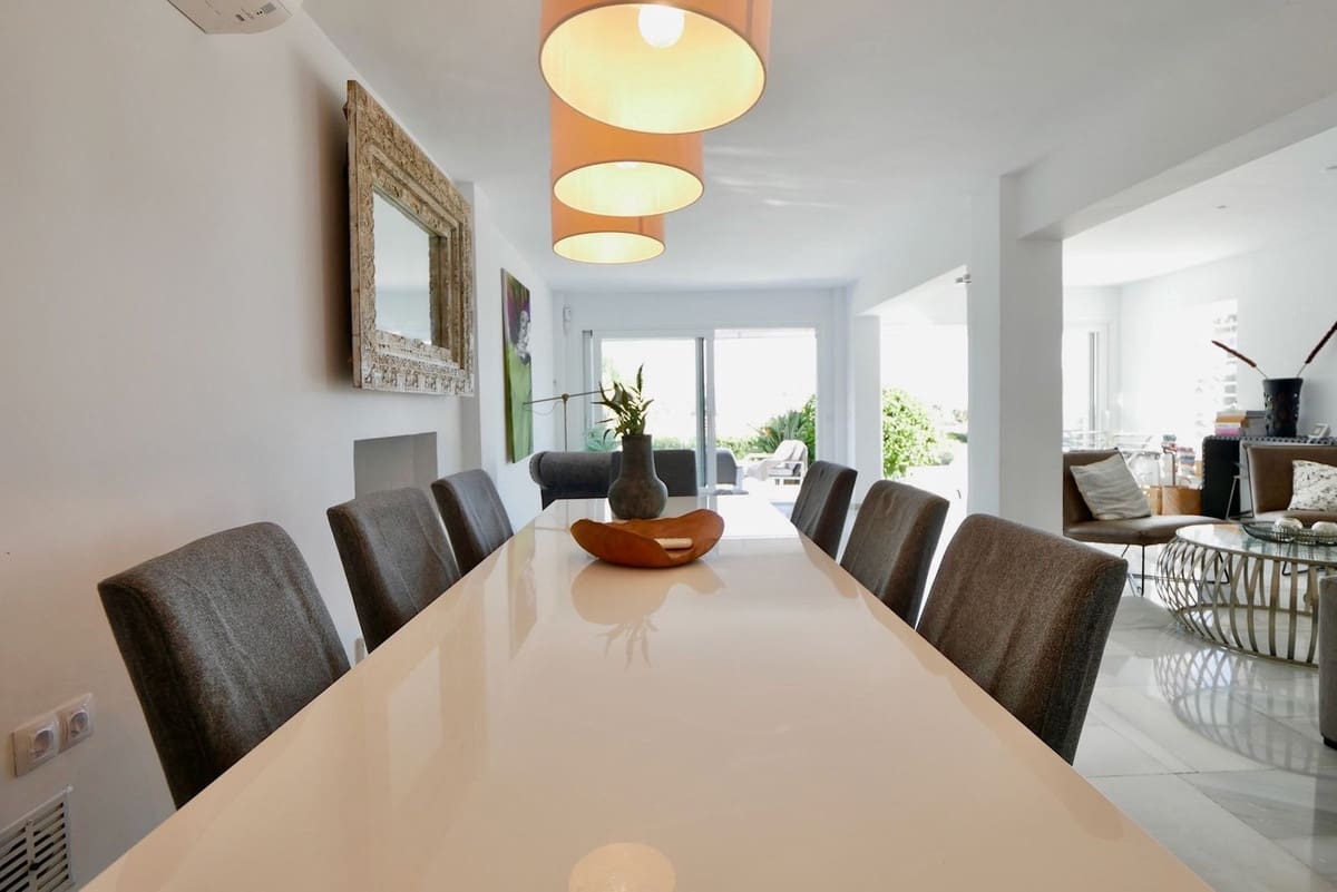 3 soveværelse Semi-Rækkehus til salg i Nueva Andalucia med swimmingpool garage - € 649.000 (Ref: 8481634)