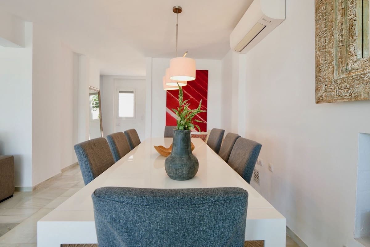 3 soveværelse Semi-Rækkehus til salg i Nueva Andalucia med swimmingpool garage - € 649.000 (Ref: 8481634)