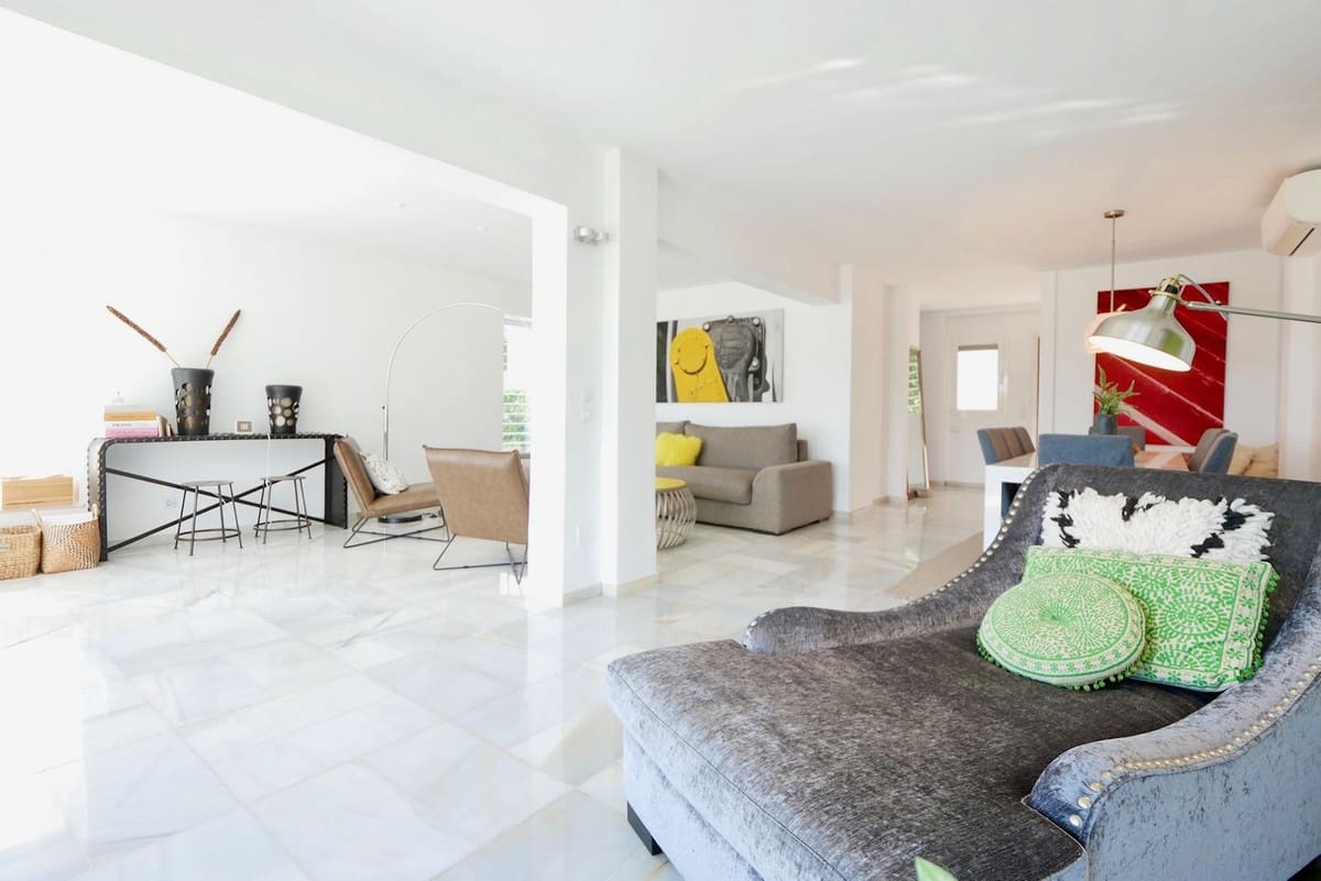 3 soveværelse Semi-Rækkehus til salg i Nueva Andalucia med swimmingpool garage - € 649.000 (Ref: 8481634)