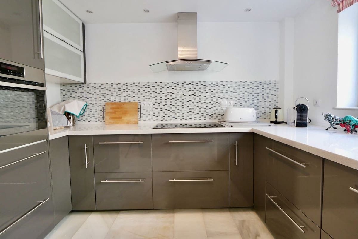 3 soveværelse Semi-Rækkehus til salg i Nueva Andalucia med swimmingpool garage - € 649.000 (Ref: 8481634)