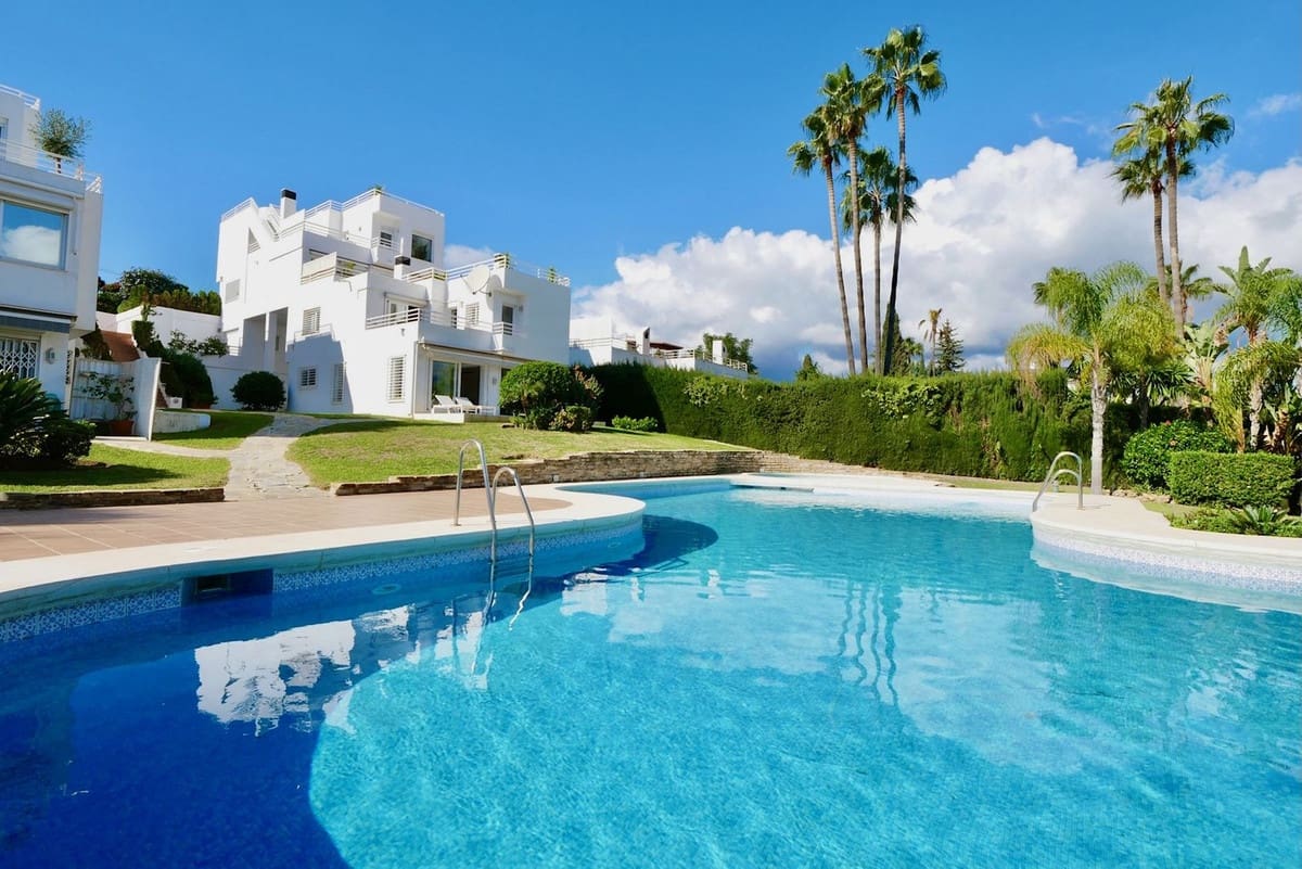 3 soveværelse Semi-Rækkehus til salg i Nueva Andalucia med swimmingpool garage - € 649.000 (Ref: 8481634)