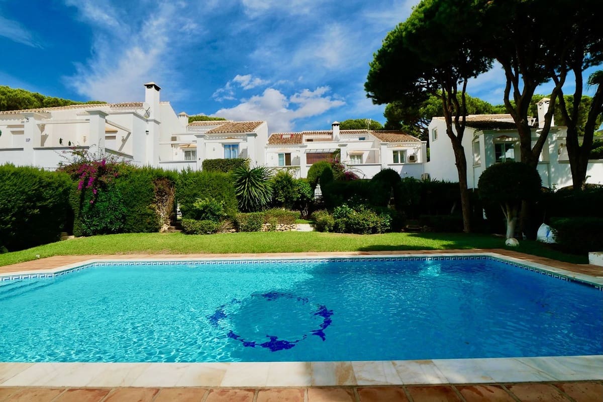 3 bedroom Townhouse for sale in Calahonda with pool garage - € 489,000 (Ref: 8566085)
