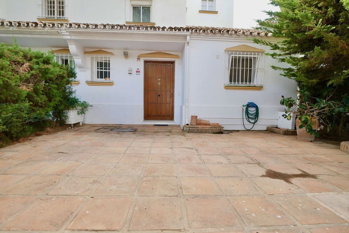 3 bedroom Townhouse for sale in Calahonda with pool garage - € 489,000 (Ref: 8566085)