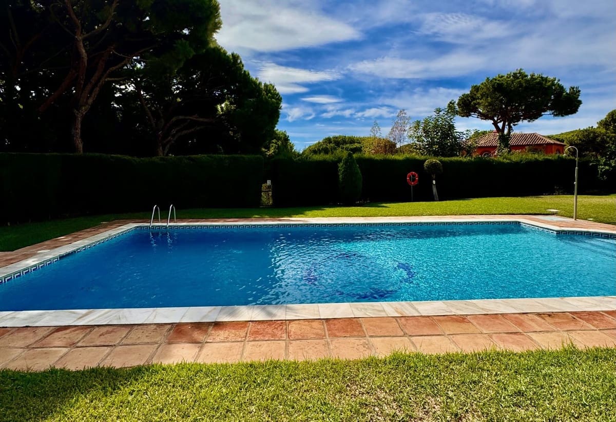 3 bedroom Townhouse for sale in Calahonda with pool garage - € 489,000 (Ref: 8566085)