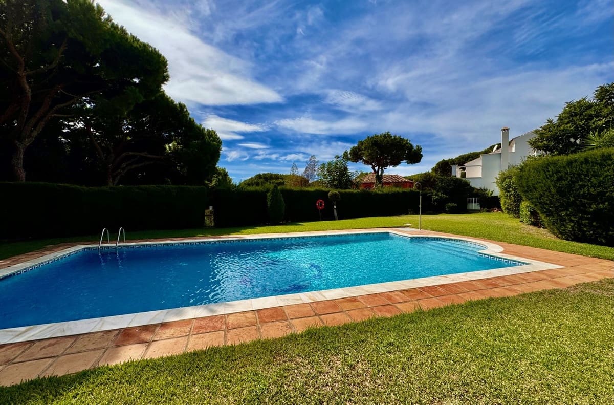 3 bedroom Townhouse for sale in Calahonda with pool garage - € 489,000 (Ref: 8566085)