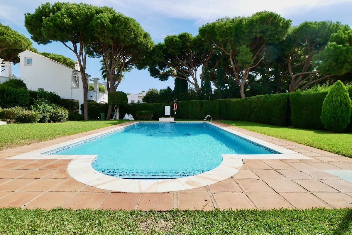 3 bedroom Townhouse for sale in Calahonda with pool garage - € 489,000 (Ref: 8566085)