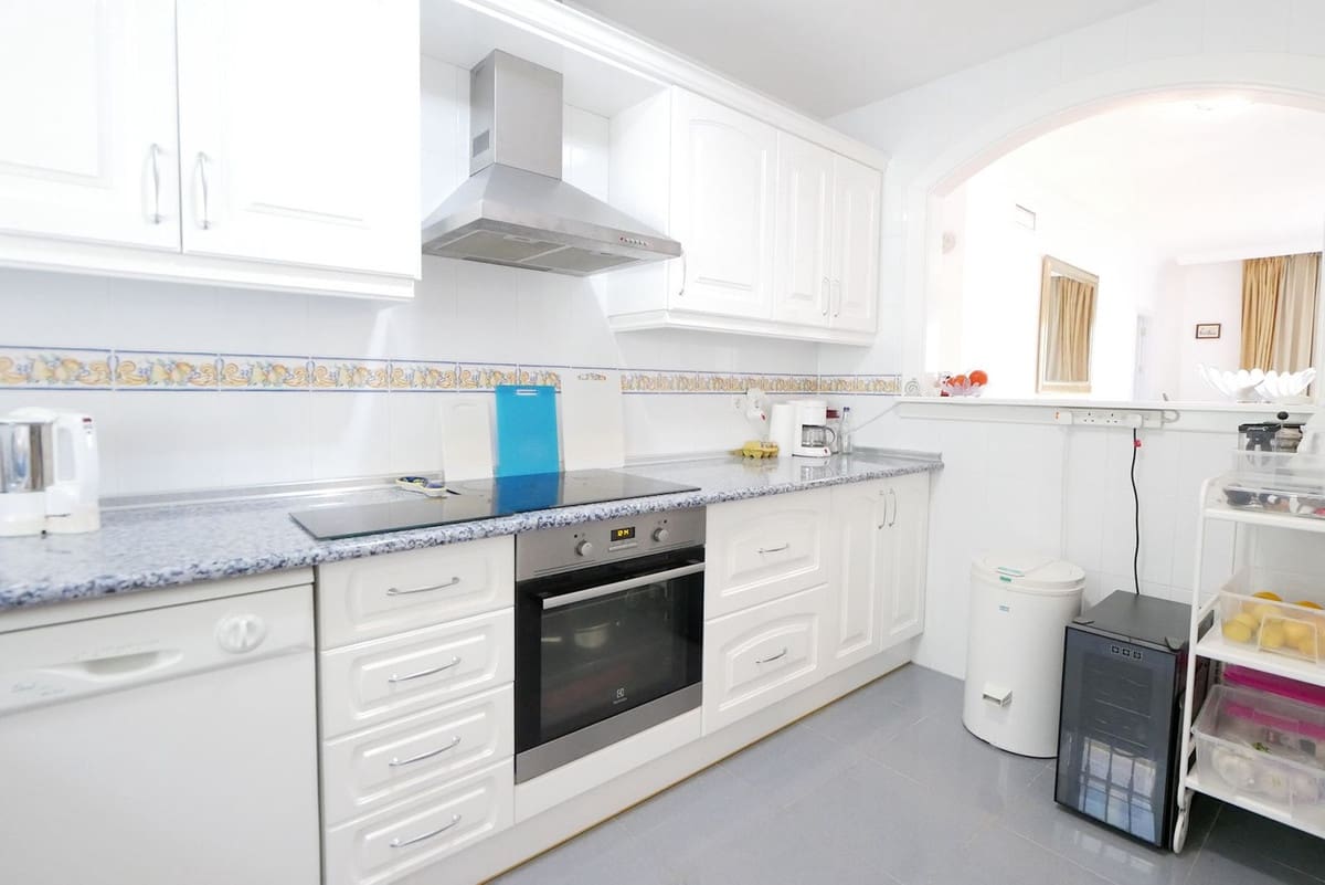 3 bedroom Apartment for sale in Calahonda with pool - € 355,000 (Ref: 8585059)