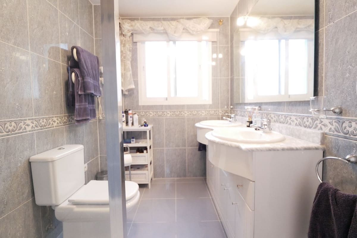 3 bedroom Apartment for sale in Calahonda with pool - € 355,000 (Ref: 8585059)