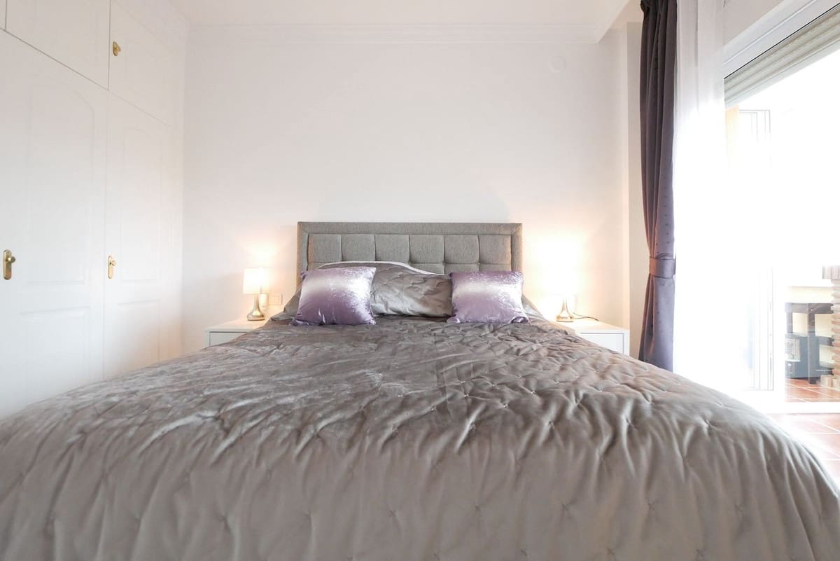 3 bedroom Apartment for sale in Calahonda with pool - € 355,000 (Ref: 8585059)