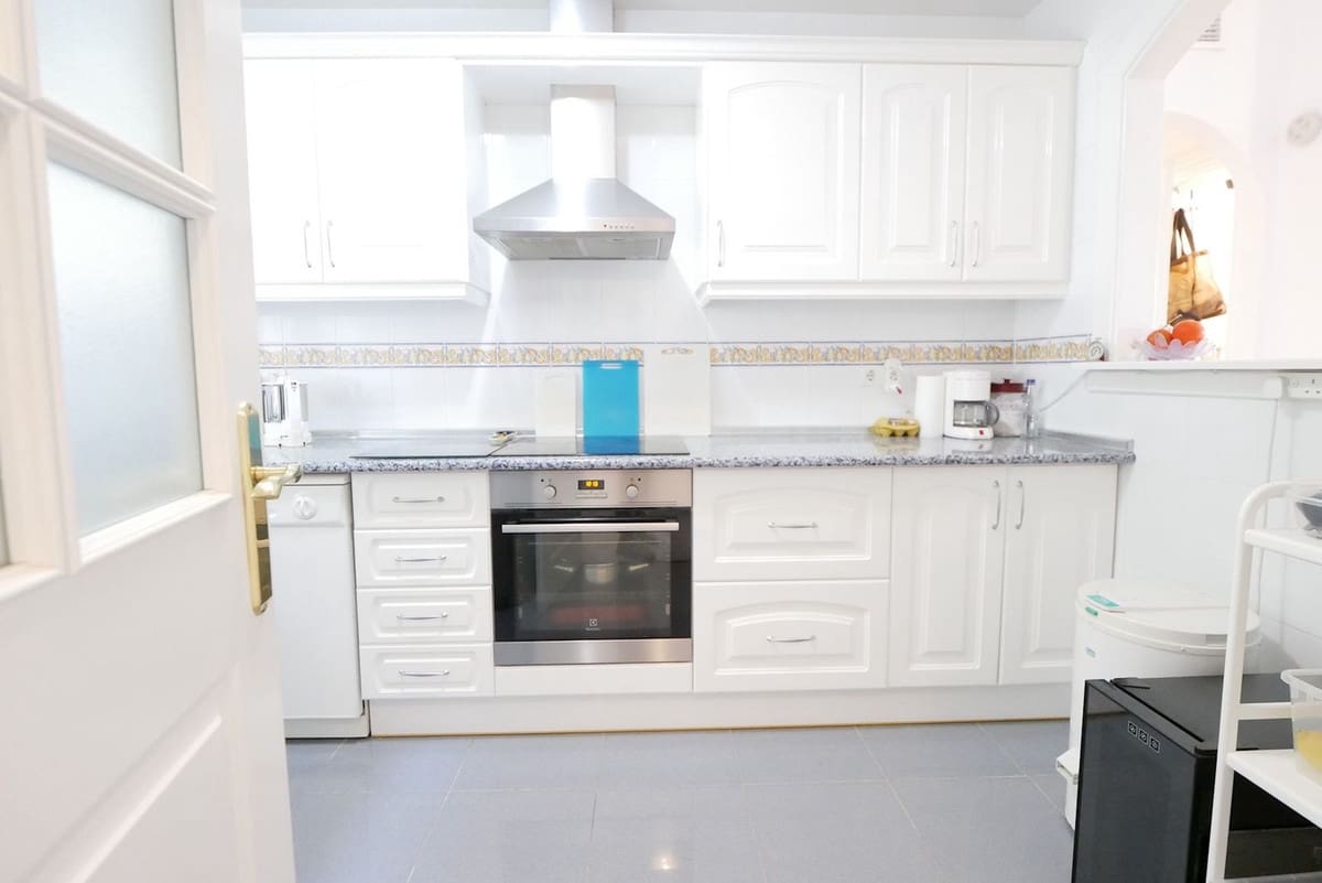 3 bedroom Apartment for sale in Calahonda with pool - € 355,000 (Ref: 8585059)