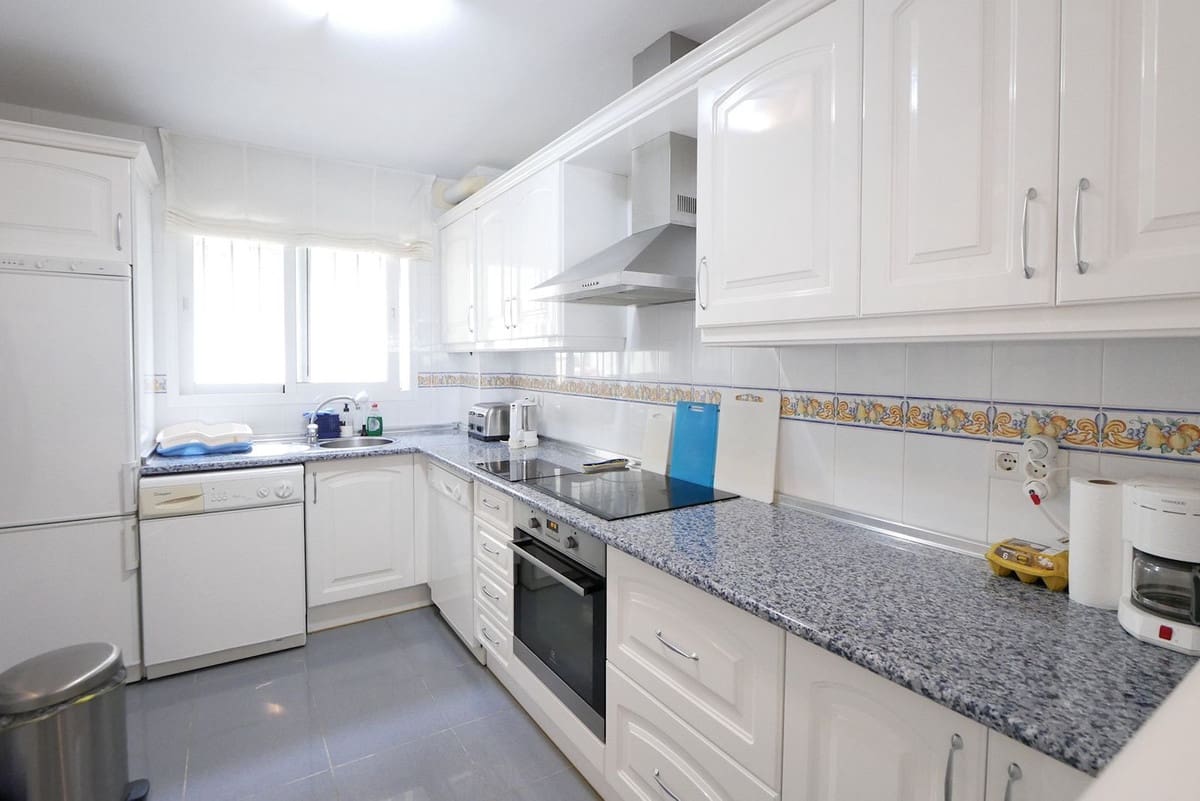 3 bedroom Apartment for sale in Calahonda with pool - € 355,000 (Ref: 8585059)