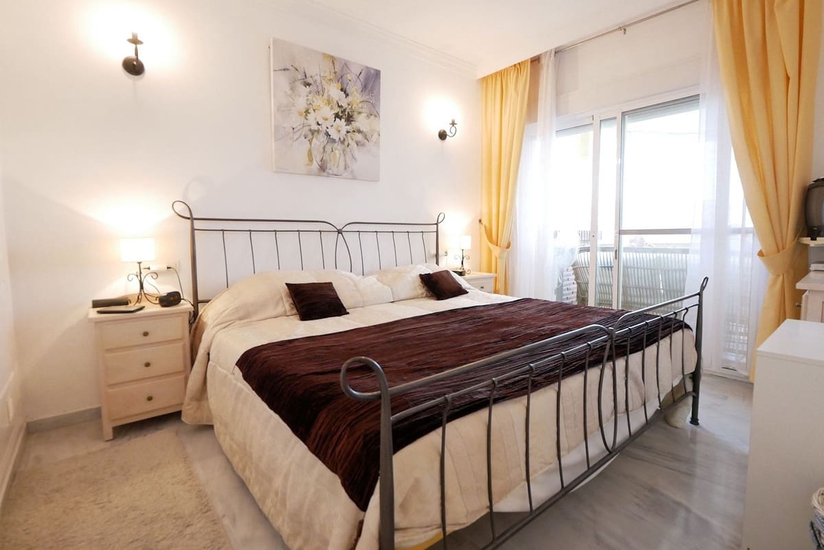 3 bedroom Apartment for sale in Calahonda with pool - € 355,000 (Ref: 8585059)