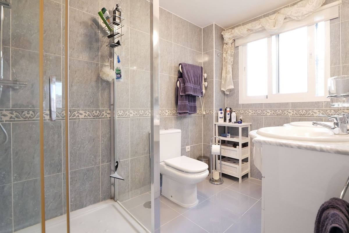 3 bedroom Apartment for sale in Calahonda with pool - € 355,000 (Ref: 8585059)