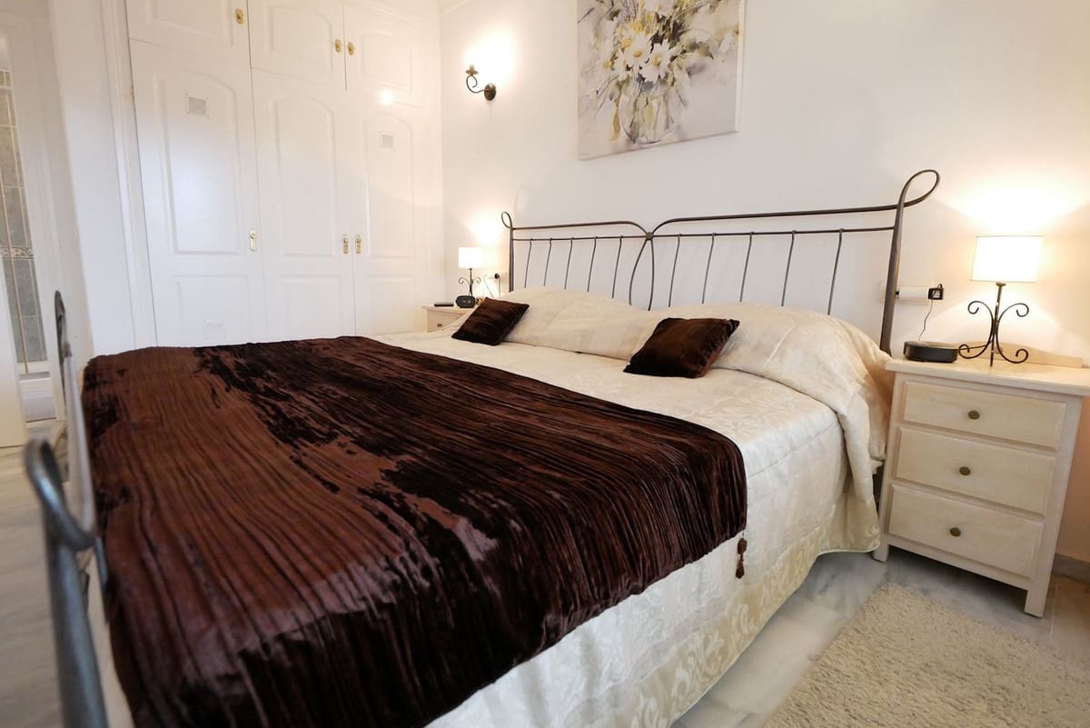 3 bedroom Apartment for sale in Calahonda with pool - € 355,000 (Ref: 8585059)