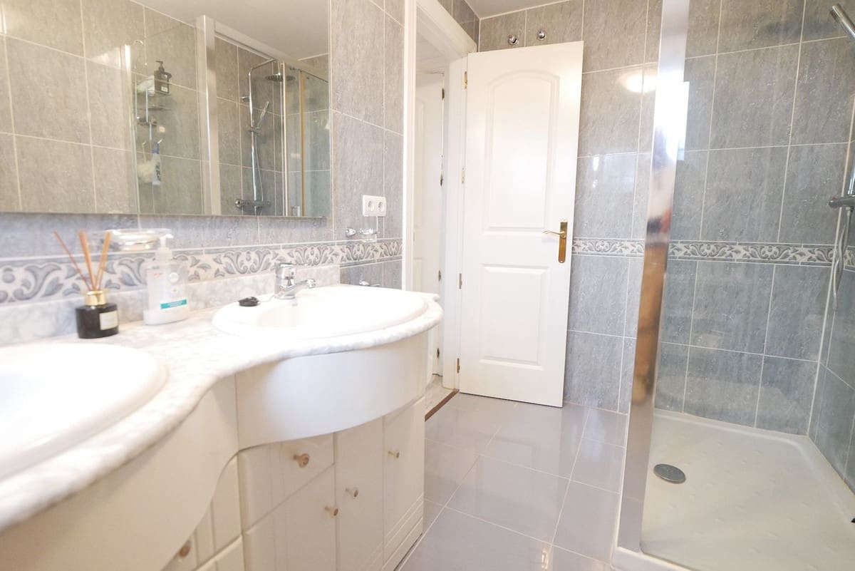 3 bedroom Apartment for sale in Calahonda with pool - € 355,000 (Ref: 8585059)