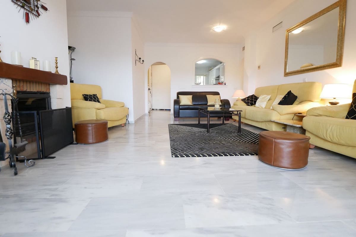 3 bedroom Apartment for sale in Calahonda with pool - € 355,000 (Ref: 8585059)