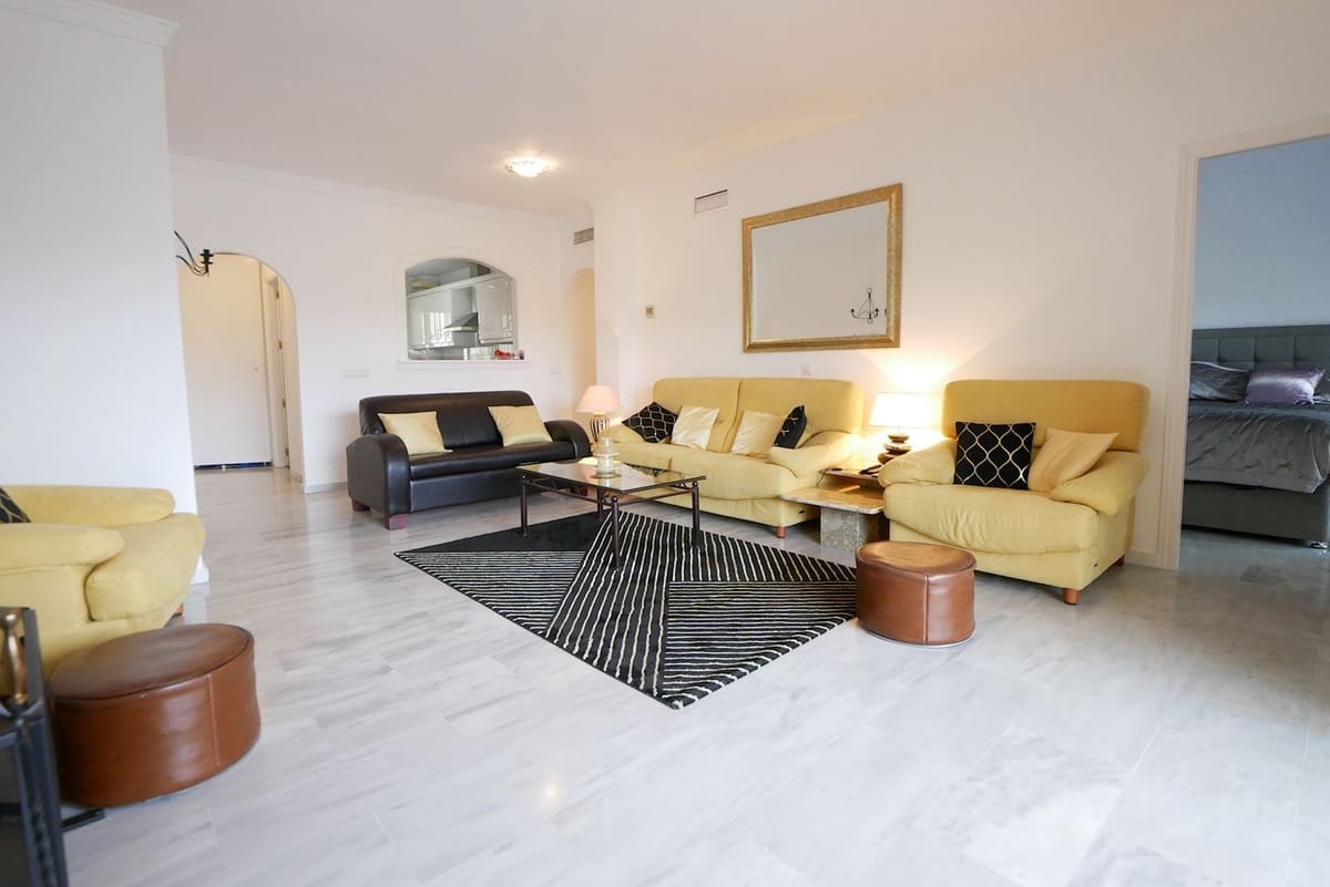 3 bedroom Apartment for sale in Calahonda with pool - € 355,000 (Ref: 8585059)