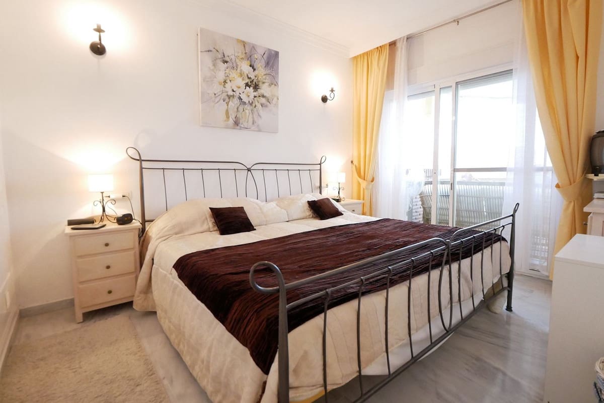 3 bedroom Apartment for sale in Calahonda with pool - € 355,000 (Ref: 8585059)